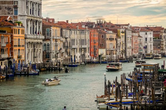 Éghajlatváltozás: a tengerszint továbbra is emelkedik, veszélyben a vízpartra épült városok