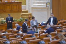 Kvórumhiány miatt felfüggesztették a közmédia vezetőiről döntő parlamenti ülést