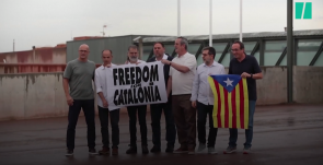 Elhagyták a börtönt a kegyelemben részesült katalán függetlenségi vezetők