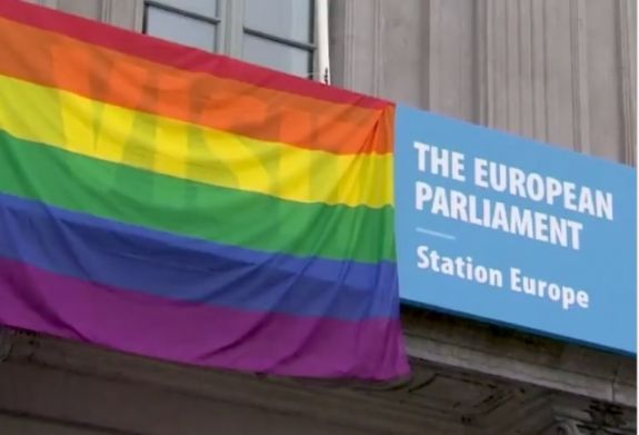 Az Európai Parlament is kitűzte a szivárványzászlót