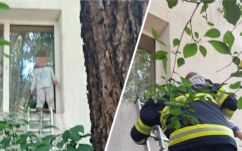 Megmentették az ablakpárkányra kiálló kétéves gyereket a focșani-i tűzoltók
