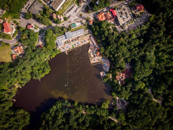 Várják a fürdőzőket: megnyitotta kapuit a szovátai Medve-tó