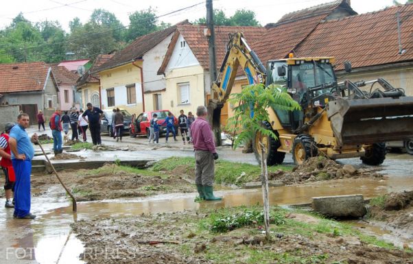 Több mint 150 millió lejt utalna ki a kormány az árvízkárok helyrállítására