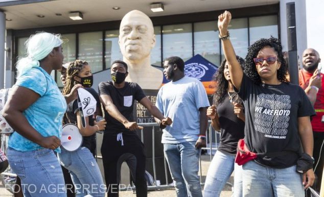 Több mint húsz évre ítélték el a George Floyd halálát okozó rendőrt