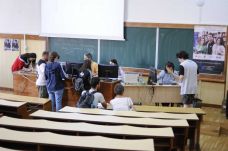 Lapértesülés: ősztől visszatérhetnek az egyetemi hallgatók az előadótermekbe