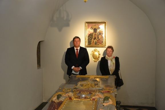 Az SZTE és a BBTE delegációja közösen tisztelgett az egyetemalapító Báthory István krakkói sírjánál