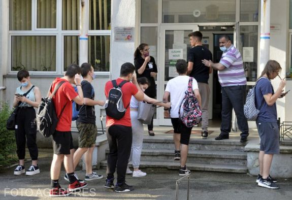 Több mint hatvan diákot csaptak ki csalási kísérlet miatt