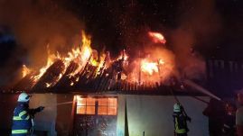 Porrá égett egy gazdasági épület és a benne tárolt takarmány a Szatmár megyében