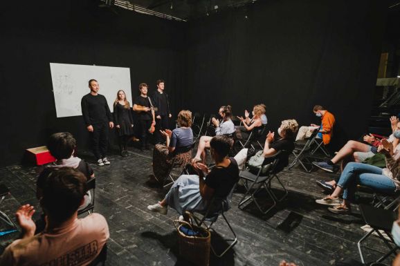 Kamaszoknak szóló új előadásával indítja nyári fesztiválját a Váróterem Projekt