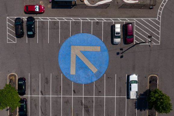 A legtöbb sofőr elhibázza a parkolást, és a két vonal közé áll: kiderült, hogyan kellene használni a parkolóhelyet