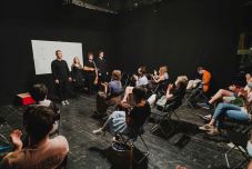 Kamaszoknak szóló új előadásával indítja nyári fesztiválját a Váróterem Projekt