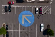 A legtöbb sofőr elhibázza a parkolást, és a két vonal közé áll: kiderült, hogyan kellene használni a parkolóhelyet 