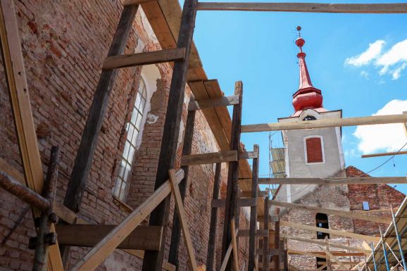 Teljesen megújul Hegyközcsatár Árpád-kori református temploma