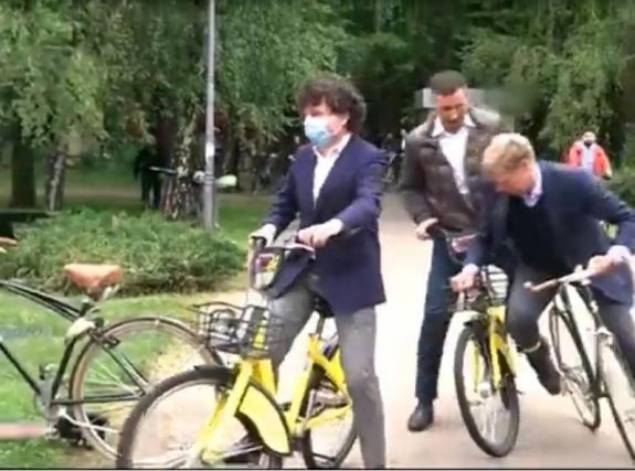 Kis híján feldöntötte egy ügyetlenkedő bankár Tánczos Barnát a kerékpározás világnapján