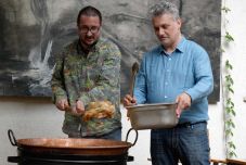 Erdélyi lakomán jártunk – Nyáry Krisztián és Cserna-Szabó András főztek Kolozsváron (VIDEÓ)