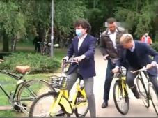 Kis híján feldöntötte egy ügyetlenkedő bankár Tánczos Barnát a kerékpározás világnapján