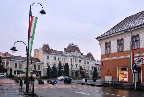 Újabb székelyudvarhelyi zászlóbírságot érvénytelenített a bíróság
