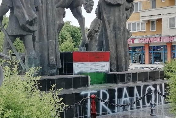 Ismeretlenek megrongálták a sepsiszentgyörgyi Mihai Viteazul-szobrot