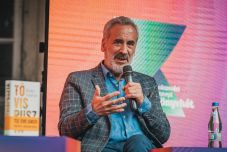 „Bizonyos csoportokat csak a történetmesélés köt össze” – Kepes Andrást az anekdoták érdeklik