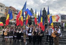 A sepsiszentgyörgyi románok közönye mellett ünnepelte Trianont a román szélsőjobb