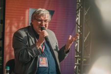 Nagyváradon és Berlinben játszódó verses regényen dolgozik Závada Pál