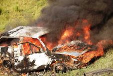 Ketten ugrottak ki a fék nélkül száguldó, lángoló járműből az autópályán