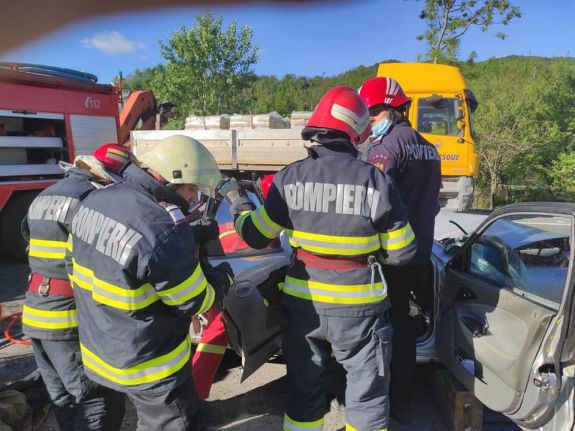 A helyi lakosok próbálták kimenekíteni az áldozatokat összeroncsolódott autójukból