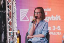 A romániai magyarok szemszögéből mutatják be a rendszerváltást – megjelent az Elmúlt jelen című könyv