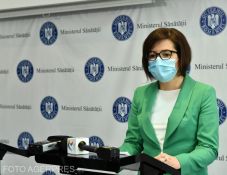 Az egészségügyi miniszter hétvégente is járja majd az országot, hogy előremozdítsa az oltási kampányt