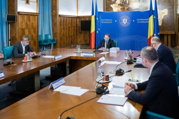 A képviselőház elfogadta, hogy parlamenti szünetben is rendeleteket adjon ki a kormány