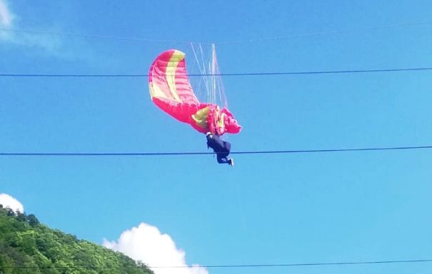 Beleakadt a villanyvezetékekbe egy ejtőernyős Hunyad megyében (VIDEÓ)