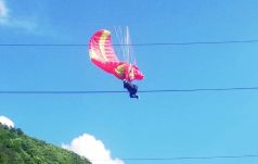 Beleakadt a villanyvezetékekbe egy ejtőernyős Hunyad megyében (VIDEÓ)