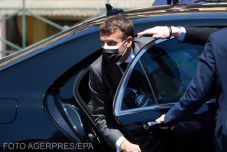 Pofon vágták Emmanuel Macron francia köztársasági elnököt