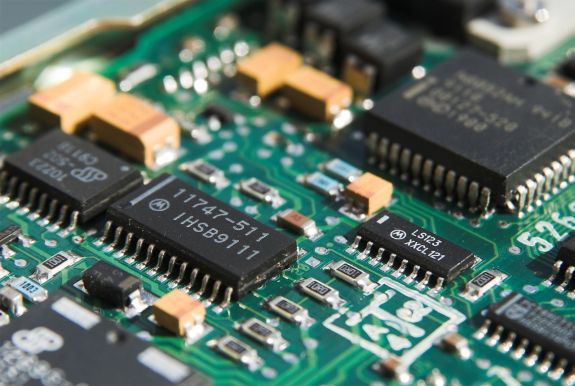 Mikrochip gyártót csábítana Romániába a kormány