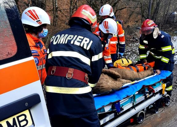 Felborult egy személyautó Csíkrákoson, ketten szorultak mentésre