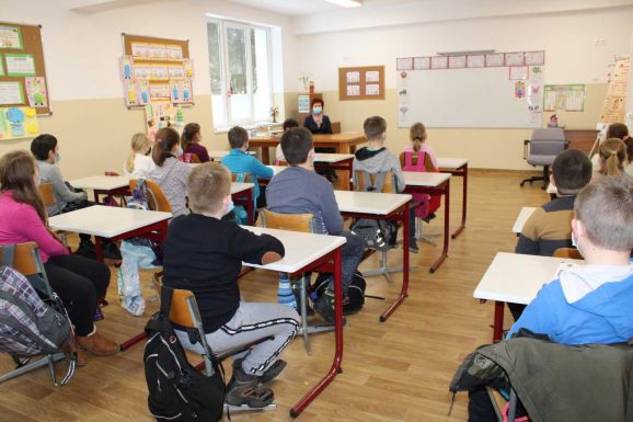 Emlékeztető szülőknek: szerdától az új forgatókönyvek szerint folytatódik az oktatás