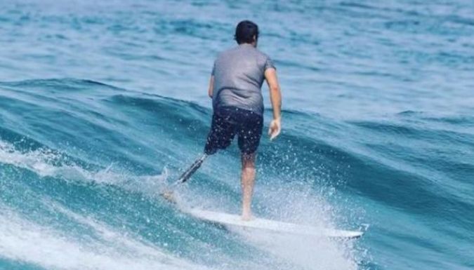 Megtarthatja az őt megcsonkító fehér cápa fogát egy ausztrál szörfös