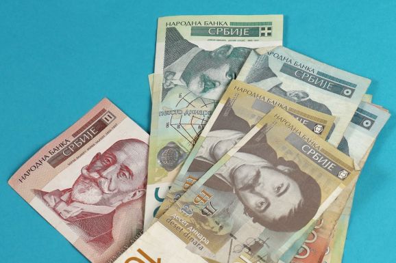 Ettől a héttől ingyenpénzt kap a szerb lakosság a kormánytól
