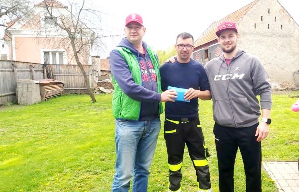 Összefogott a jégkorong-társadalom: sikeres volt a jótékonysági gyűjtés a lábprotézisre