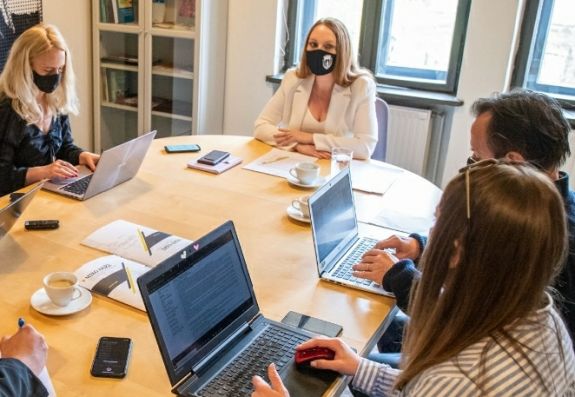 Magyar alkalmazottakat zaklat anyanyelvük miatt egy sepsiszentgyörgyi üzlet vezetője