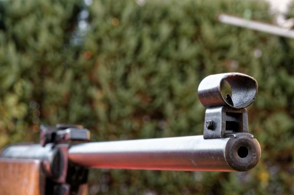 Előzetesbe került, akinek fegyverével egy nyolcéves gyerek lelőtte ötéves öccsét