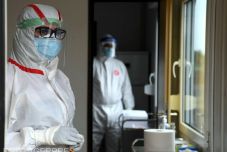 Védőruhát kaphatnak a laborgyakorlatok elvégzésére a beoltatlan egyetemisták