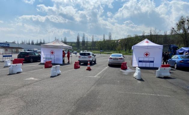 „Zöld pénteken” a kerékpárosokat is beoltják a dévai drive-thru oltóközpontban