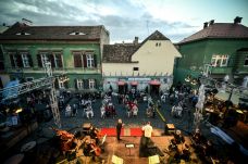 Zenét is kapnak az oltás mellé a nagyszebeniek