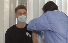 Oltás-kampány: fecskendőt ragadott az egészségügyi miniszter