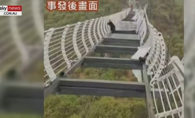 Függőhídon rekedt egy turista Kínában az orkánerejű szél miatt