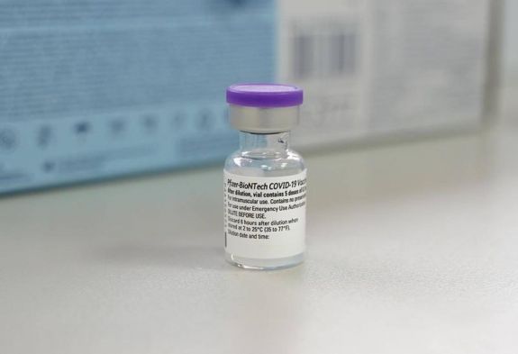 Véletlenül egyszerre hat adag vakcinát adtak be egy 23 éves lánynak
