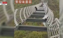 Függőhídon rekedt egy turista Kínában az orkánerejű szél miatt