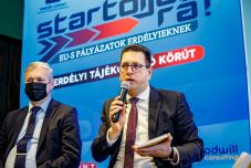 Uniós pályázatokat ismertető kiadványt és körutat mutatott be Vincze Loránt Európa napján