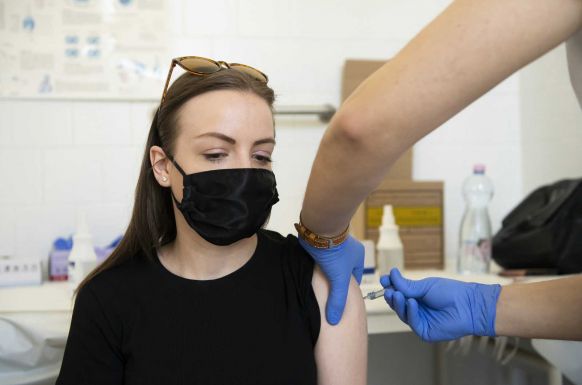 Több mint százezer személyt immunizáltak az elmúlt 24 órában